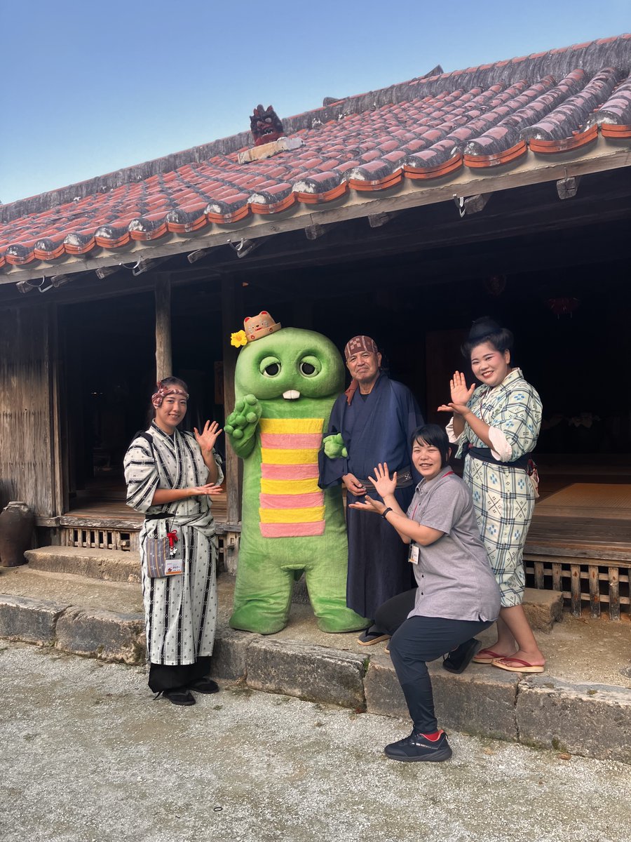 kijimuna_ryukyu's tweet image. おはようございます＾＾沖縄の琉球村です🌺

琉球村にもなんと…ガチャピンが遊びに来てくれました！😆✨
古民家で沖縄ソングも披露🎶

YouTubeもぜひどうぞ👇
youtube.com/watch?v=1SQ4Li…

#ryukyumura #沖縄 #琉球村 #ガチャピン #沖縄観光 #沖縄旅行