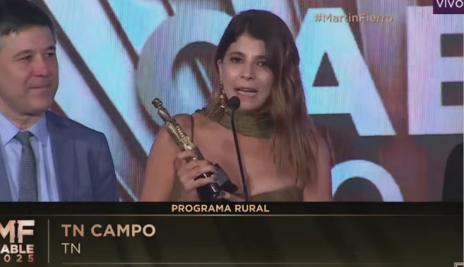 Amorosocarofans's tweet photo. Me pone muy feliz que @EleonoraCole gane el #MartinFierro . Ella se lo re merece, una gran periodista y una mujer sumamente inteligente que ejerce con mucha vocación el periodismo. Merecido reconocimiento a Eleonora!!!!! Y felicitaciones a TN Campo!!!!!. https://t.co/BBT7yPNNnD