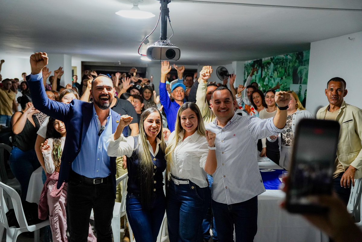 DanielRestrepoC's tweet image. Gracias al concejal conservador Camilo Cano, del municipio de La Estrella, Antioquia, por su respaldo, su confianza y por presentarnos su equipo. 

Seguiremos trabajando y sumando esfuerzos por el desarrollo y el bienestar de nuestro departamento.