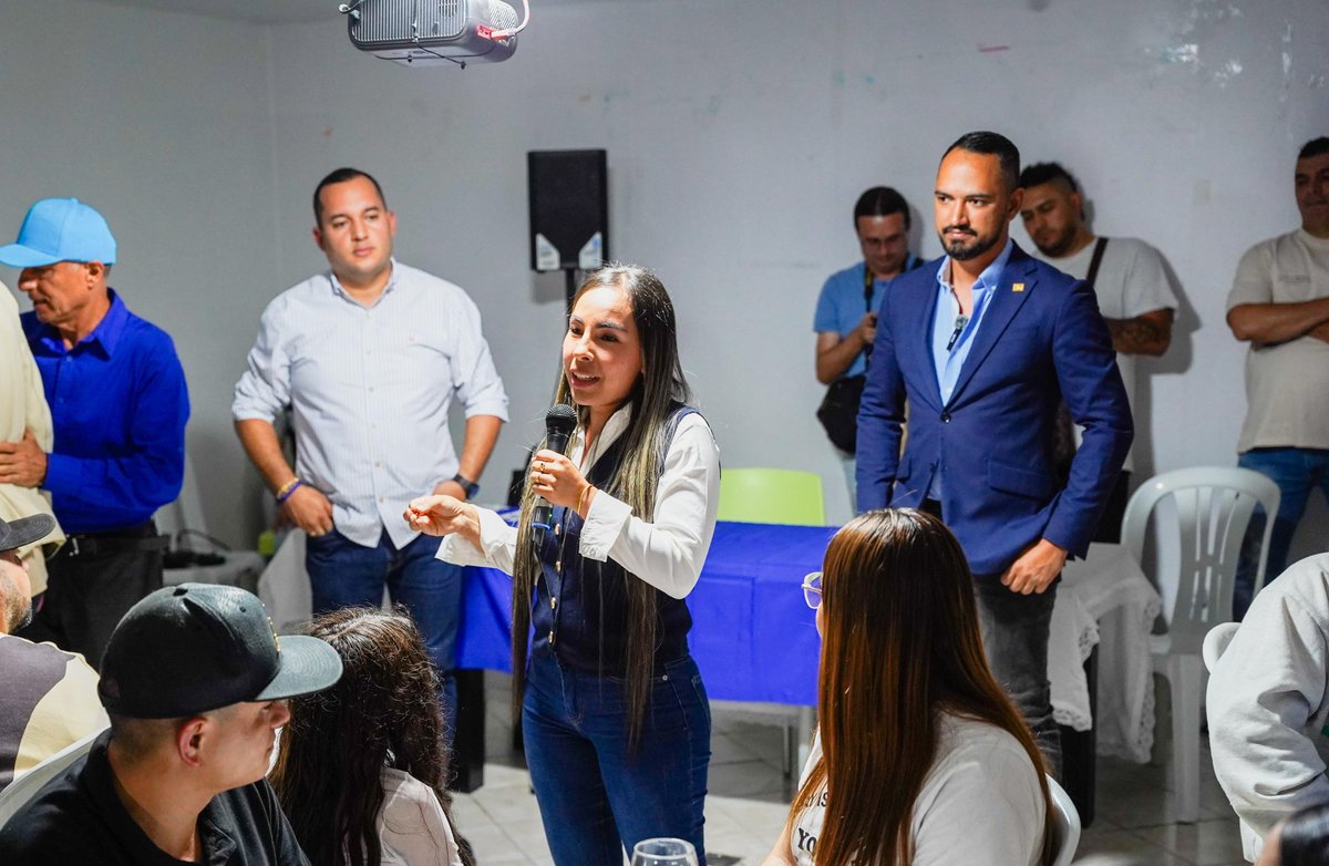 DanielRestrepoC's tweet image. Gracias al concejal conservador Camilo Cano, del municipio de La Estrella, Antioquia, por su respaldo, su confianza y por presentarnos su equipo. 

Seguiremos trabajando y sumando esfuerzos por el desarrollo y el bienestar de nuestro departamento.