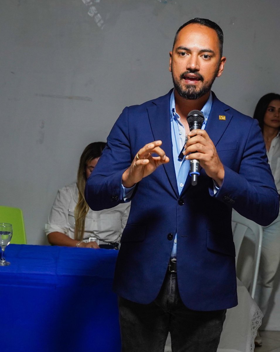 DanielRestrepoC's tweet image. Gracias al concejal conservador Camilo Cano, del municipio de La Estrella, Antioquia, por su respaldo, su confianza y por presentarnos su equipo. 

Seguiremos trabajando y sumando esfuerzos por el desarrollo y el bienestar de nuestro departamento.