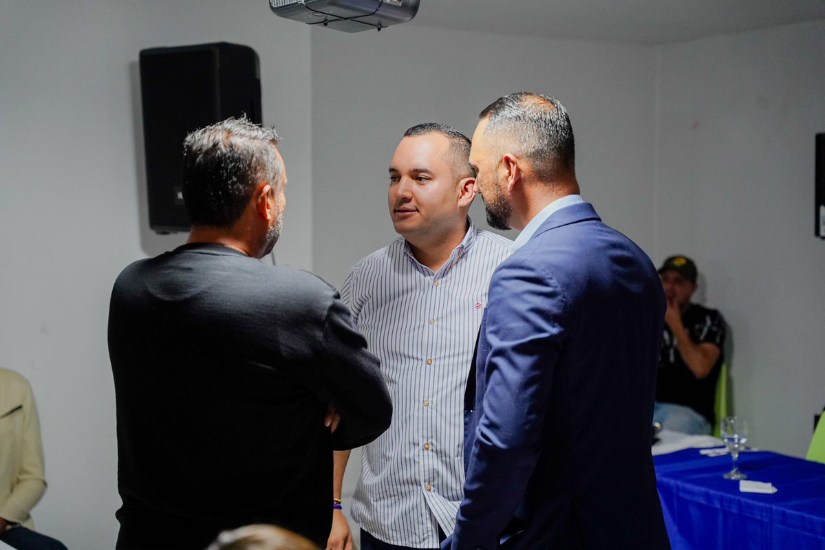 DanielRestrepoC's tweet image. Gracias al concejal conservador Camilo Cano, del municipio de La Estrella, Antioquia, por su respaldo, su confianza y por presentarnos su equipo. 

Seguiremos trabajando y sumando esfuerzos por el desarrollo y el bienestar de nuestro departamento.