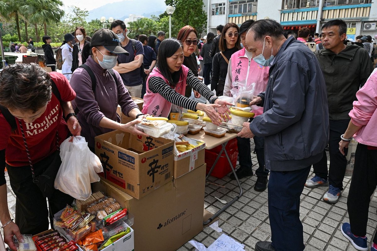 hkfp's tweet image. 1/ A grassroots relief effort has sprung to life across Tai Po, and online, as Hongkongers rally to volunteer, offer food, shelter and clothing to the victims of the Tai Po fire tragedy. 

Read the full story on HKFP: hongkongfp.com/2025/11/28/gra…