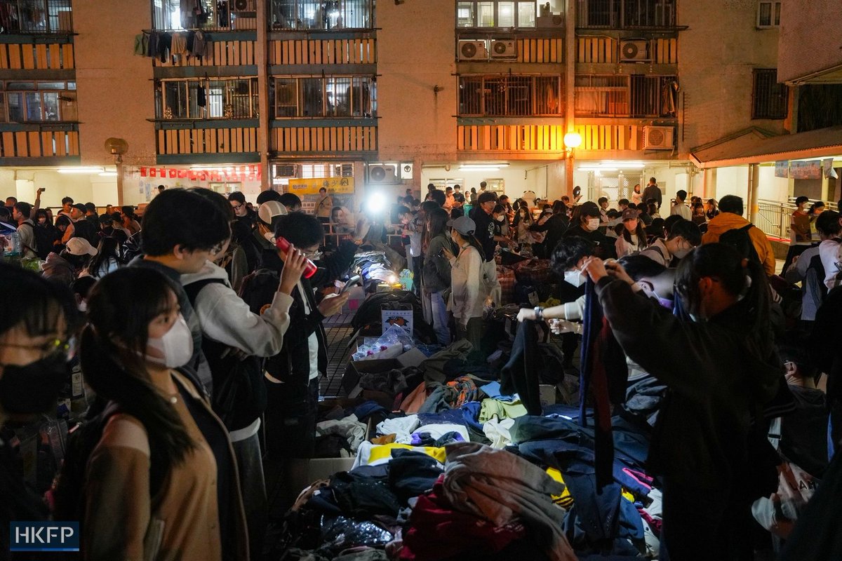 hkfp's tweet image. 1/ A grassroots relief effort has sprung to life across Tai Po, and online, as Hongkongers rally to volunteer, offer food, shelter and clothing to the victims of the Tai Po fire tragedy. 

Read the full story on HKFP: hongkongfp.com/2025/11/28/gra…