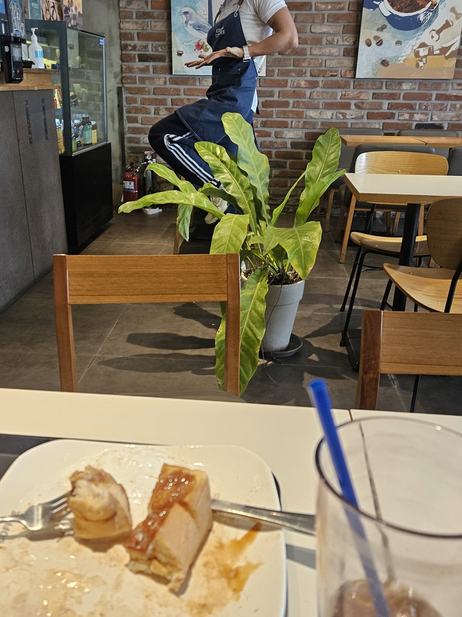 seeneeneen's tweet photo. 러쉬에서 같이 일했던 매니저님이 카페 알바 시작했다고 해서 응원차 방문했다...
가보니 손님이 없었고 (구)매니저님은 홀에서 열심히 춤을 추고 계셨음
뭔가. 공연을 볼수있는 카페 느낌...
이디야 러쉬점 응원합니다 https://t.co/J2b2xY1x4o