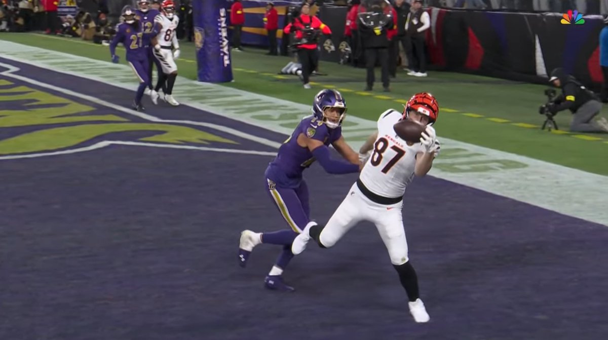 One-handed snag for a TD and the Bengals are cooking on this Thanksgiving night! 