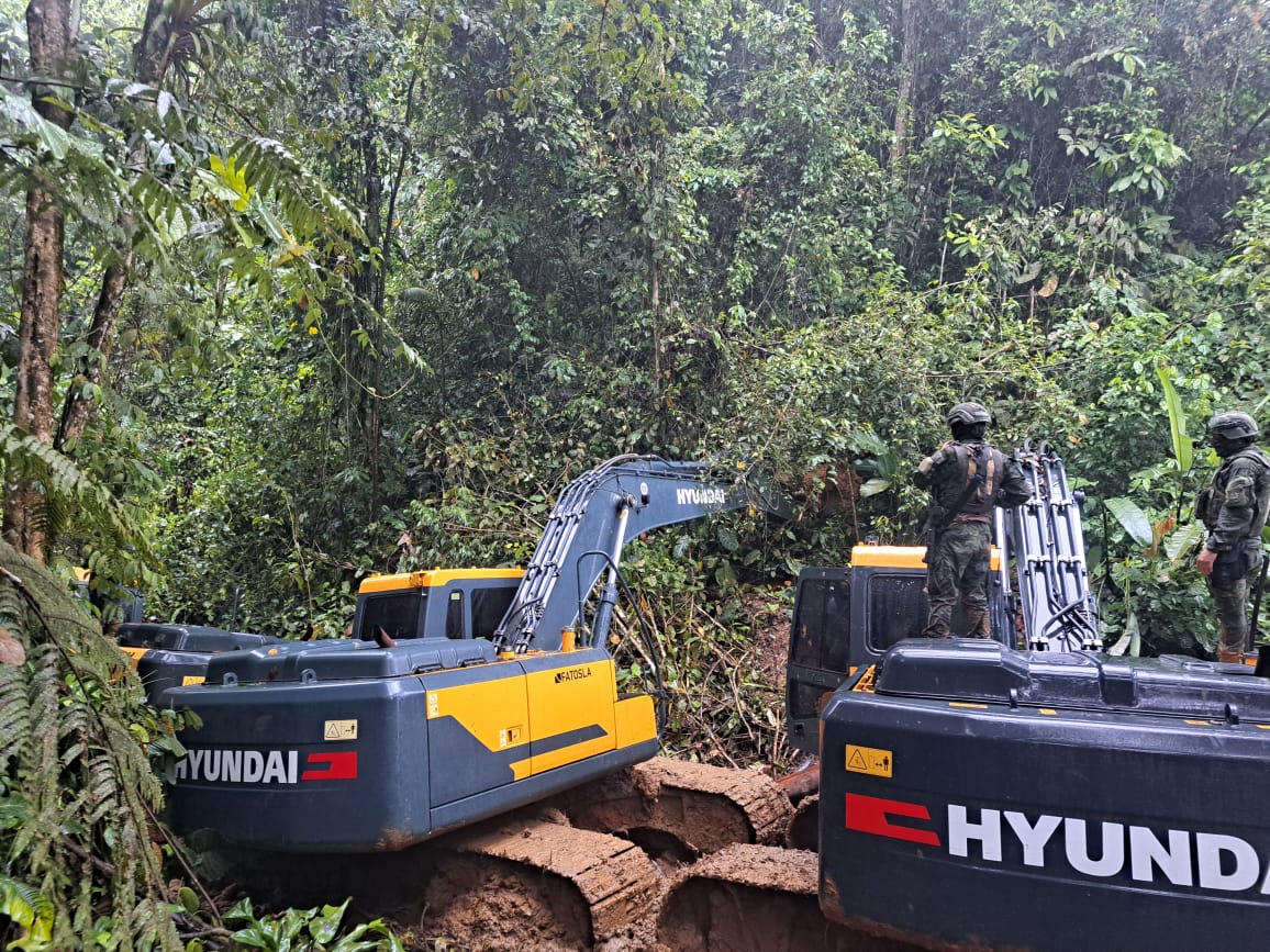 🚨⚒️ ARCOM y Fuerzas Armadas realizaron un operativo de vigilancia y control en territorio.
Resultados:
🚫 Maquinaria pesada intervenida
🔥 Equipos usados en minería ilegal inhabilitados
👮‍♂️ Acciones coordinadas en zona estratégica
Compromiso firme con la protección de la ley