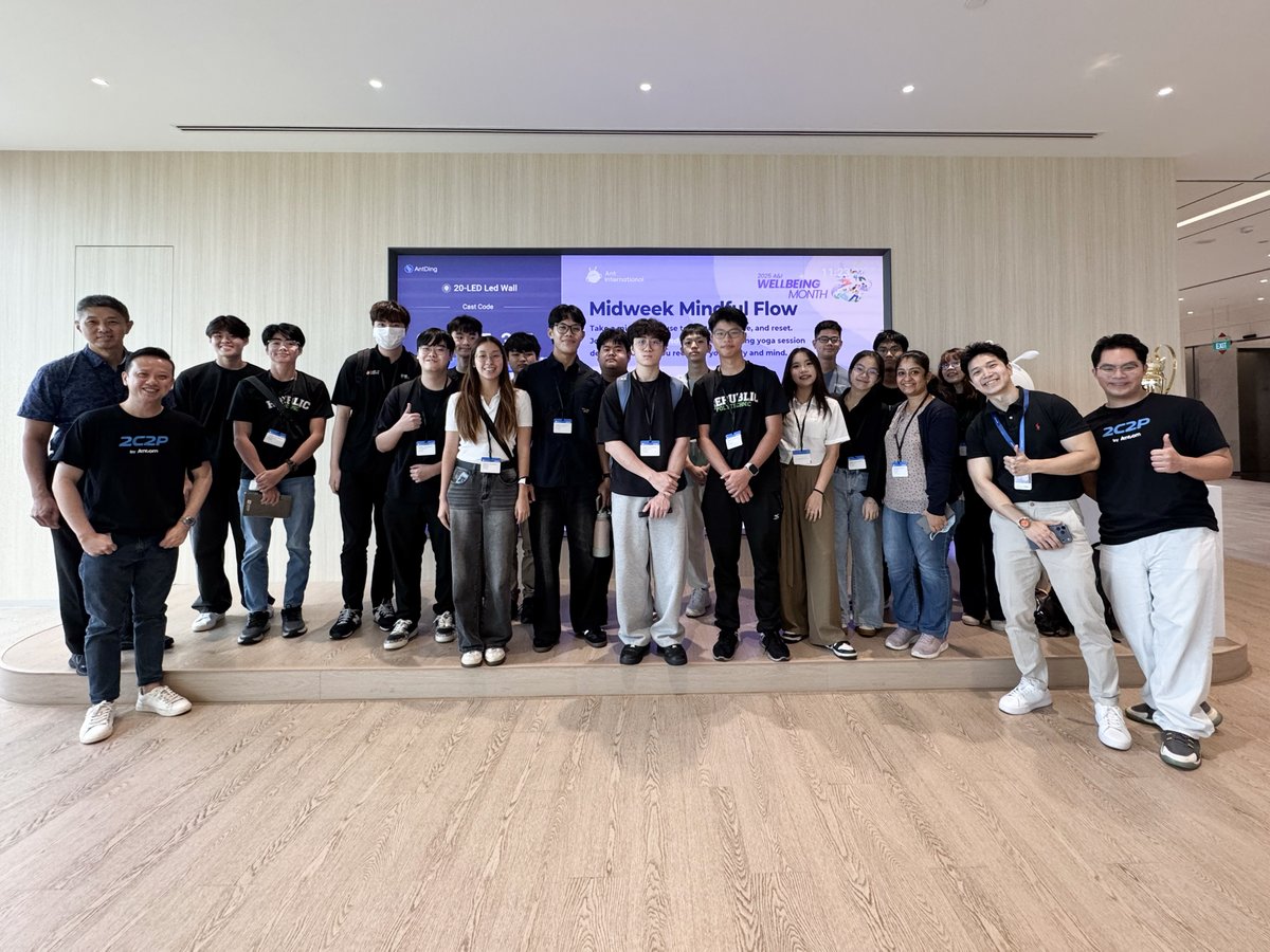 2c2p's tweet image. Last week, we had the opportunity to host Year 1 and Year 2 students from Republic Polytechnic&apos;s Diploma in Financial Technology programme.✨

We hope the session was both insightful and inspiring!

Curious about opportunities at 2C2P? Learn more here 👉 na2.hubs.ly/H02gsZB0