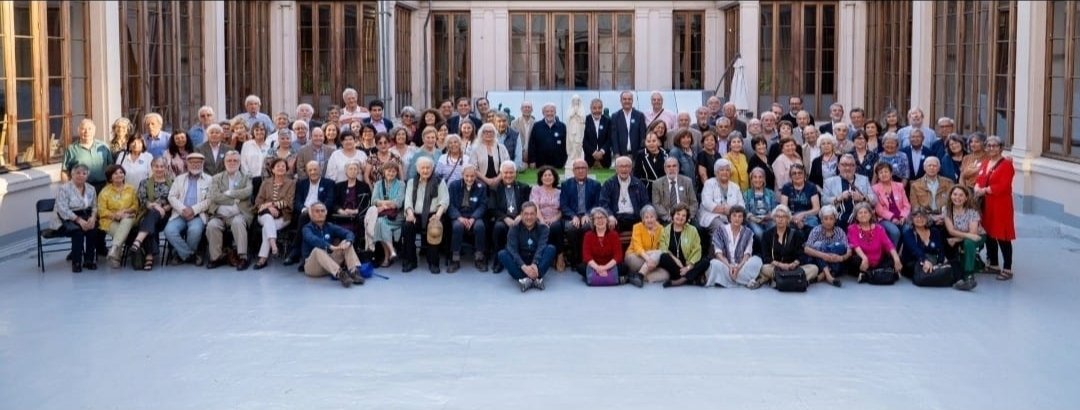 "ME PONGO DE PIE"
Al recordar los 50 años de la VICARIA DE LA SOLIDARIDAD, saludamos a todos quienes ahí trabajaron por salvar nuestras vidas y mantener viva la esperanza de que 
SIEMPRE HAY UN MUNDO MEJOR.
GRACIAS,  MUCHAS GRACIAS Y LOS APLAUDO DE PIE.
Rodolfo Seguel Molina.