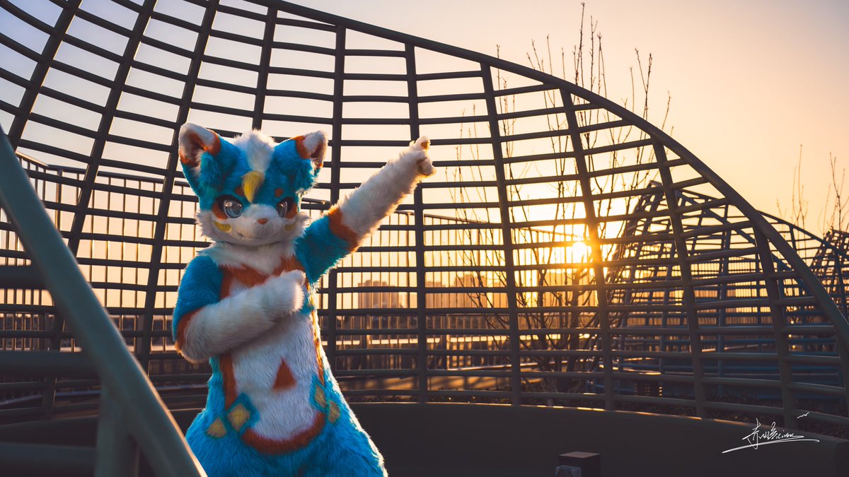 #FursuitFriday 
This is…SUN!
 \😭/

📷：<a href="/chirong1171833/">赤熔Ciron</a>