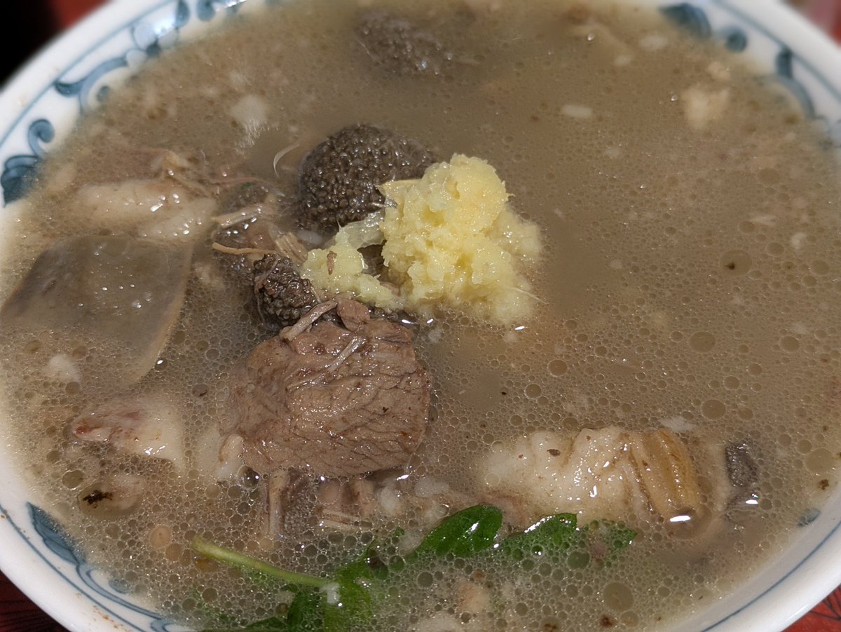 山羊(ヒージャー)料理の専門店として那覇では五指に入る「まるまん」。
刺身はクセが少なく馬刺しにも似たアッサリとした旨味が特長的。皮付きの部分はコリコリとした歯ごたえと皮と赤身の間にある脂の甘みが醍醐味です。
山羊汁は骨や脂から溶け出したエキスがコッテリ。
takemachelin.com/2025/11/maruma…