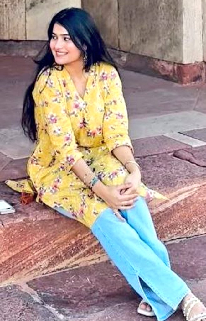 Suno na..

हम किसान,मजदूर और आम लोगों के बच्चों को इतना तो पढ़ना ही चाहिए,

 इतना तो ज्ञान अर्जित करना ही चाहिए कि जब सामने वाला आप से बात करे, तो उसके पैसे का अभिमान आपके ज्ञान के सामने छोटा पड़ जाए।

 मित्रों, जितने भी लोग आपको रईस दिखते हैं, उनका भी कई पीढ़ियों का संघर्ष है।