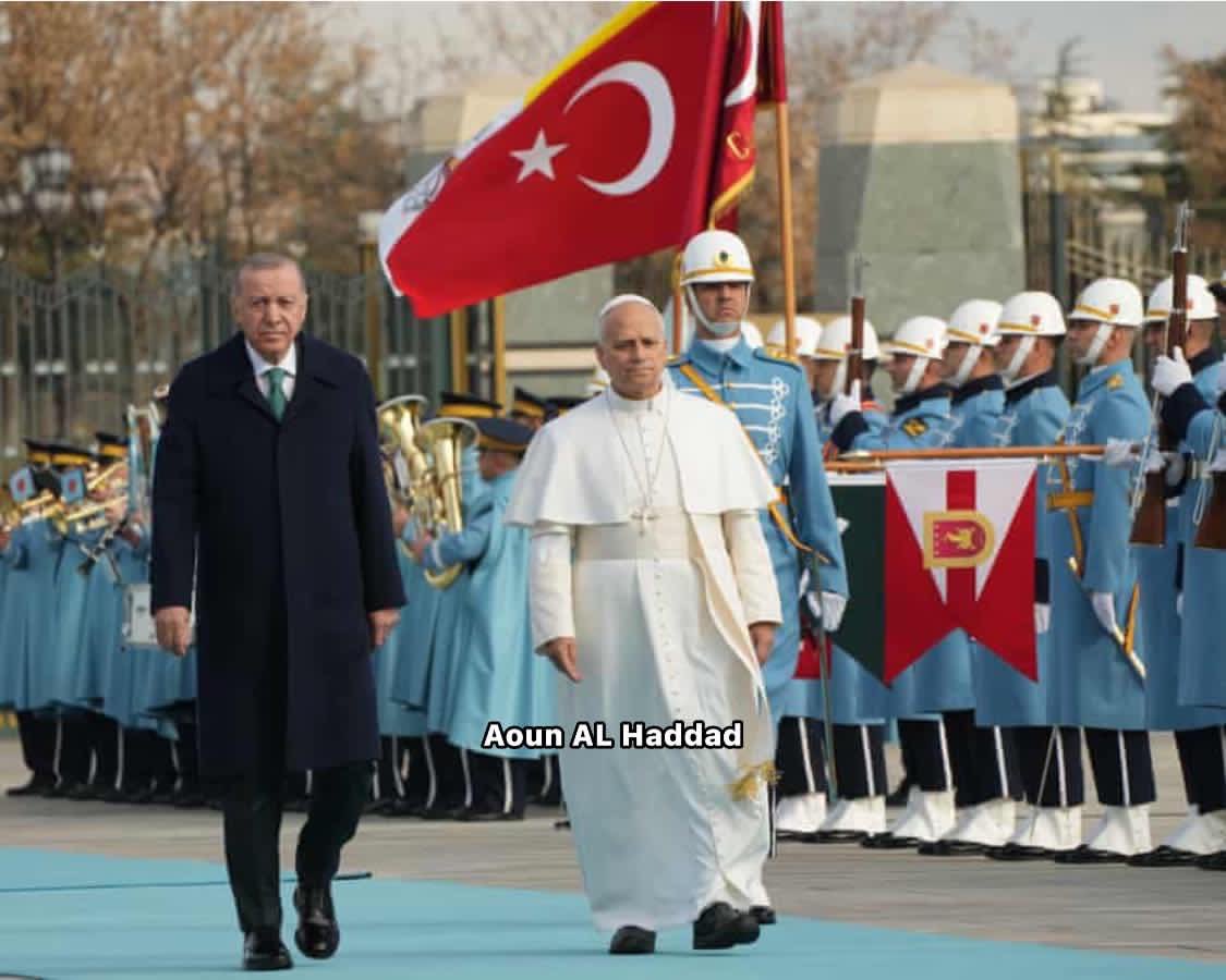 EntreLineaHQ's tweet image. 🚨 ÚLTIMA HORA:
En un troleo épico, el primer Papa americano pasó el Día de Acción de Gracias… en Turquía. 🇹🇷🦃
Sí, justo en el país cuyo nombre en inglés es igual al del pavo.
La ironía es tan perfecta que parece escrita por un guionista con demasiado tiempo libre.

#HumorReal