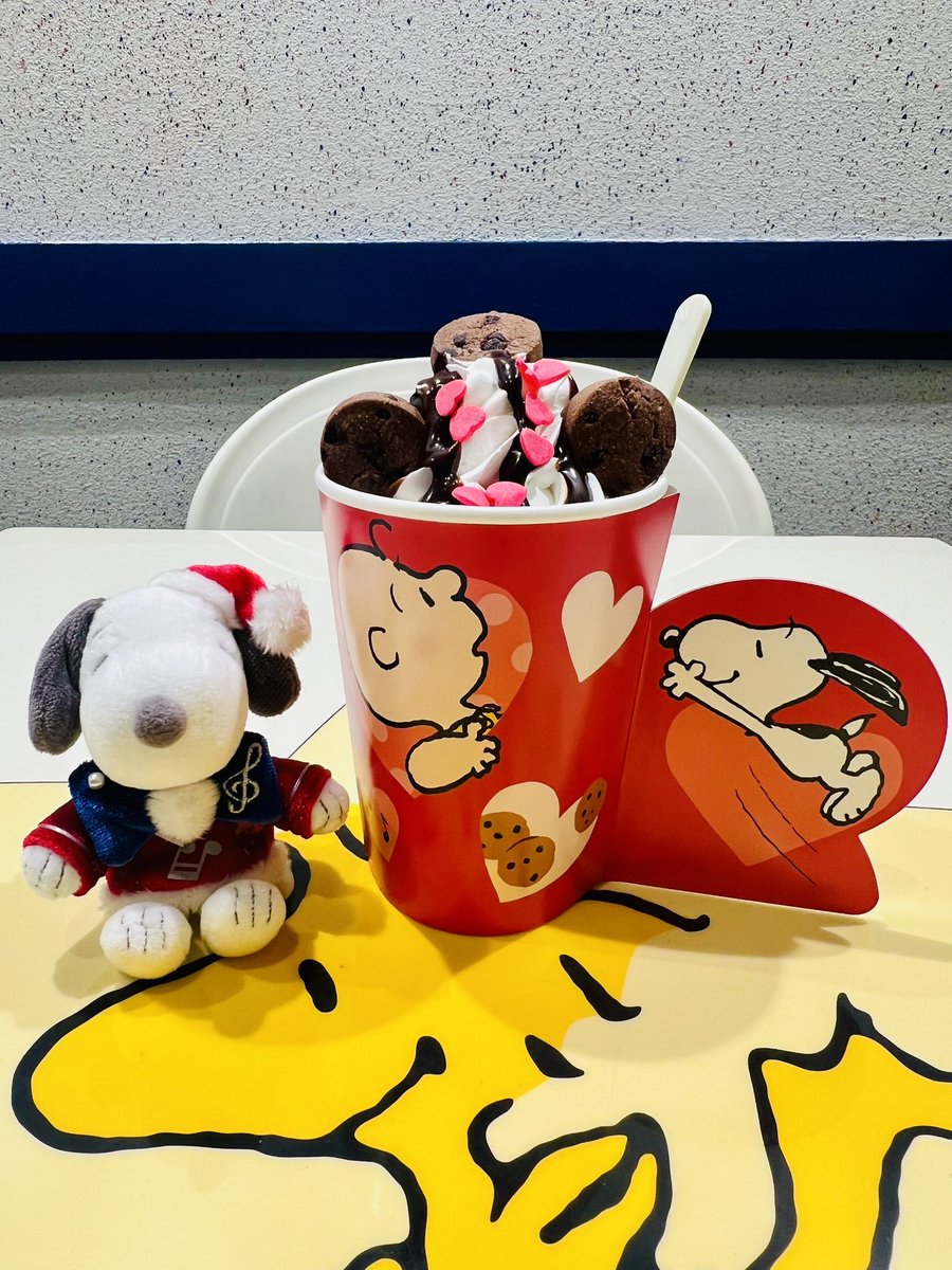 kohimangetsupon's tweet image. スヌーピー・バックロット・カフェ
にて🎄✨

クッキー大好き！ スヌーピーのホットチョコレートをいただきました✨

寒い日にピッタリでハートがちりばめられていてとってもかわいいのでしばし眺めていました🩷
#USJ #USJファン
#スヌーピー・バックロット・カフェ