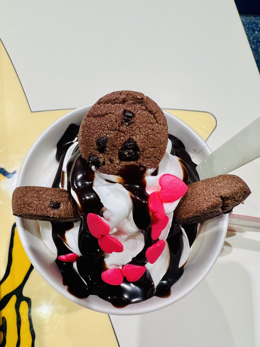 kohimangetsupon's tweet image. スヌーピー・バックロット・カフェ
にて🎄✨

クッキー大好き！ スヌーピーのホットチョコレートをいただきました✨

寒い日にピッタリでハートがちりばめられていてとってもかわいいのでしばし眺めていました🩷
#USJ #USJファン
#スヌーピー・バックロット・カフェ