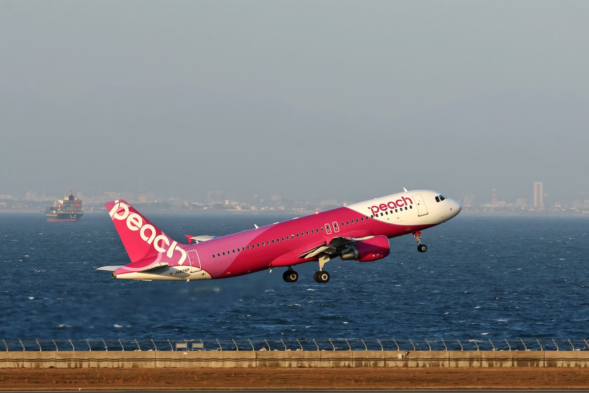 セントレアをスカイマークピカチュウジェットとPeachがそれぞれ札幌に