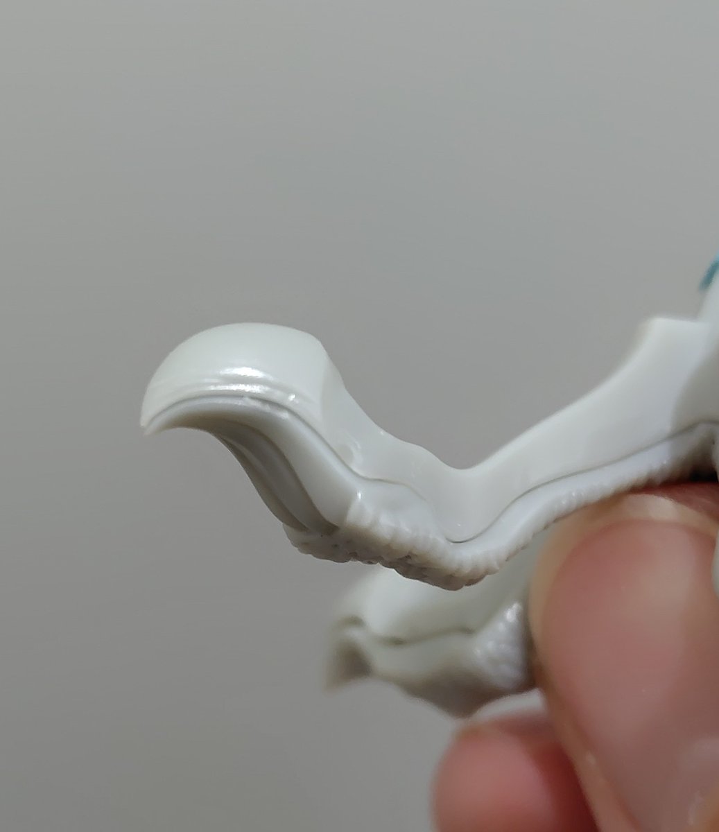 寝落ちと戦いながらちまちまと表面処理をしているヴェルビン、爪の合わせ目の処理を消すか残すかで悩んでいましたが・・・
良く見ると合わせ目以外にも薄くモールドがある？(ΦωΦ)？

あ〜コレはますます処理をどうするか悩む(´Д⊂

#ヴェルビン #PLAMAX