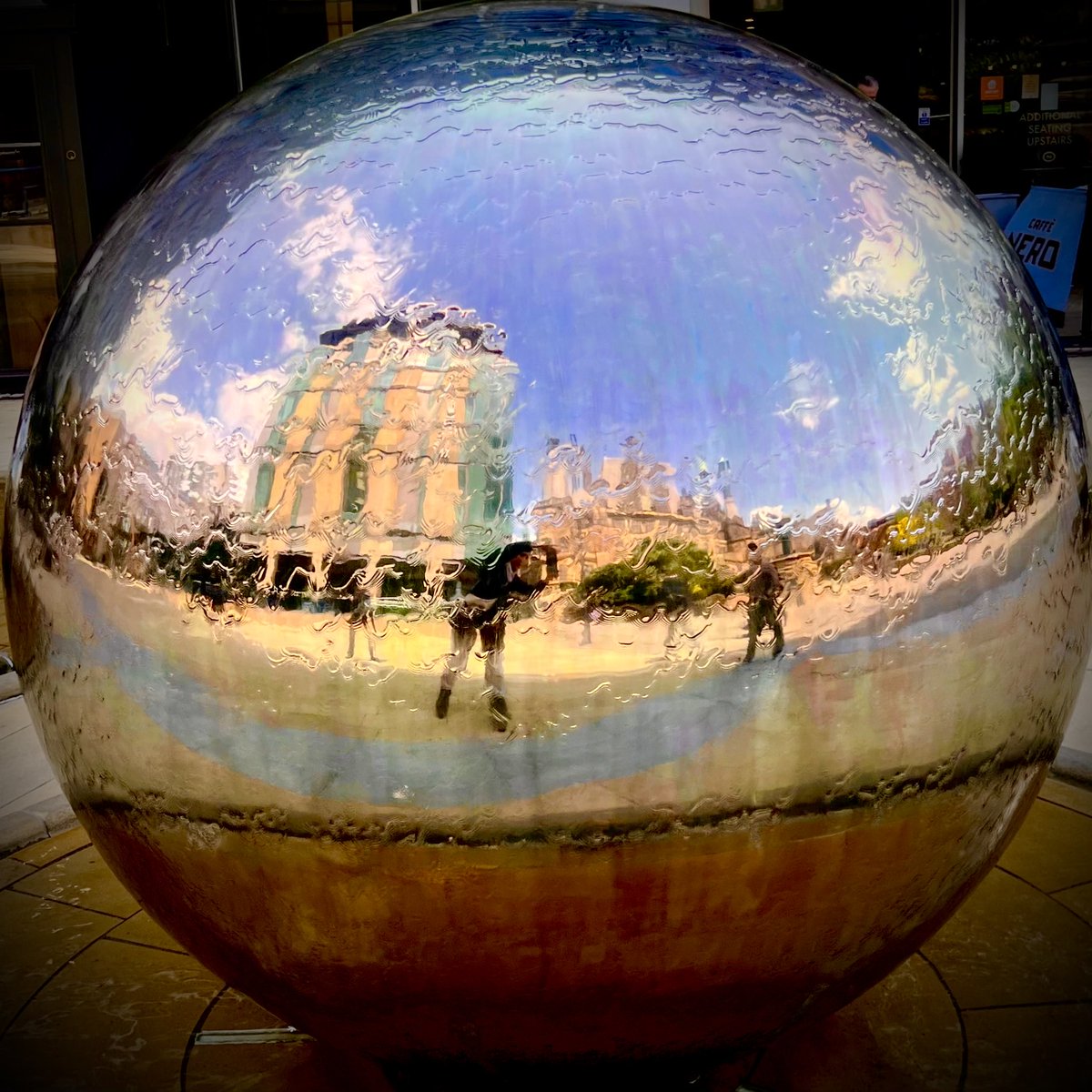 LizzieHelenMay's tweet image. #AlphabetChallenge #WeekVforVowels - Iridescent