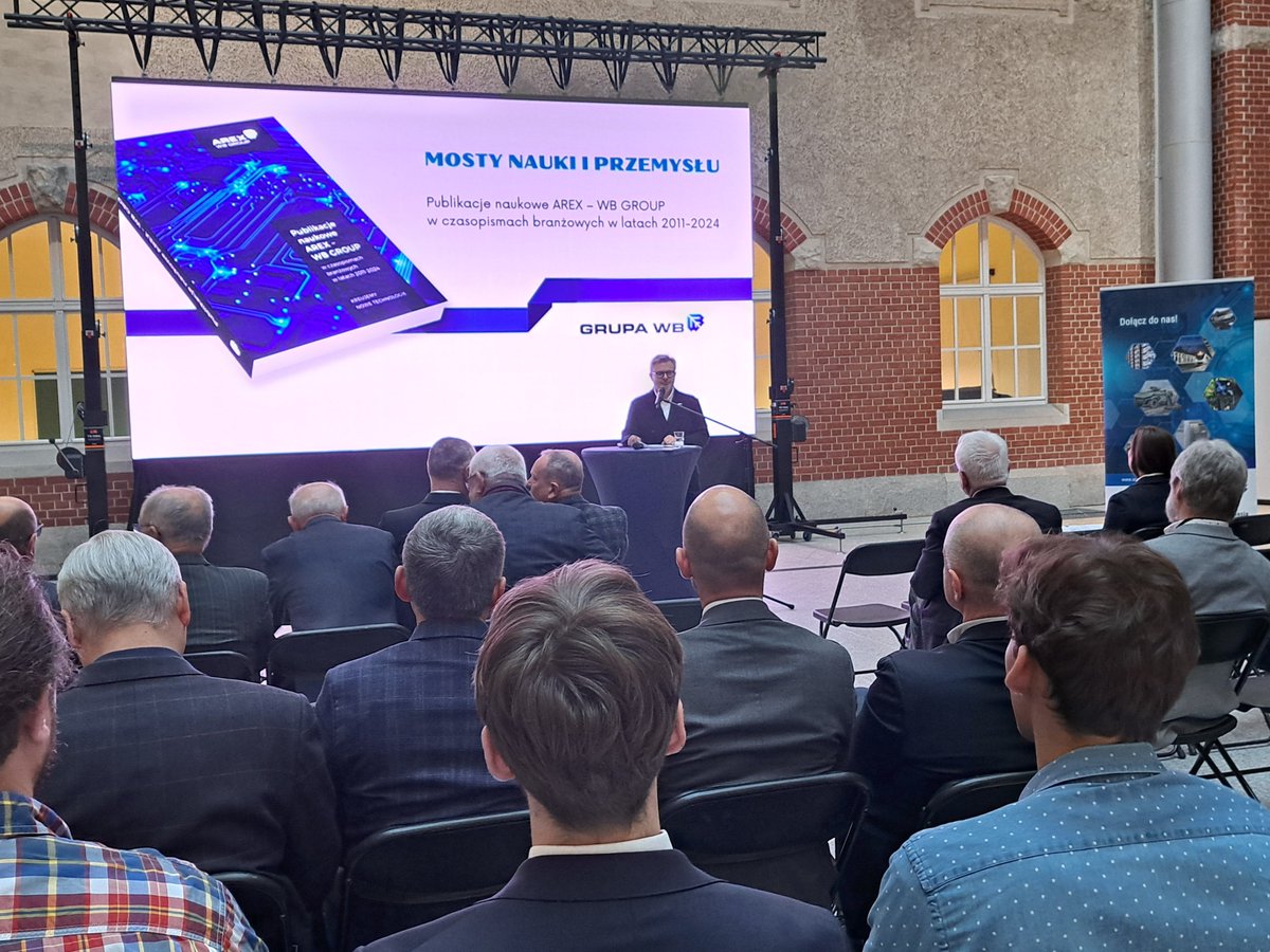 WBGroup_PL's tweet photo. 26 listopada na Dziedzińcu Heweliusza @GdanskTech odbyła się premiera książki "Publikacje naukowe #AREX / @WBGroup_PL w czasopismach branżowych w latach 2011-2024".​ Znalazły się w niej wybrane artykuły opisujące projekty badawczo-rozwojowe i efekty współpracy z uczelniami, instytucjami państwowymi i partnerami przemysłowymi. To przegląd ostatnich 15 lat pracy naszych inżynierów, działań znajdujących odzwierciedlenie w rozwiązaniach wdrażanych w  praktyce.

Motto wydarzenia: „Mosty nauki i przemysłu”, pojawiło się w wystąpieniu Krzysztofa Bielawskiego. Prezes spółki AREX zwrócił uwagę na znaczenie relacji firmy z ośrodkami akademickimi. Podkreślił, że inżynierski rodowód przedsiębiorstwa i partnerstwa naukowo-przemysłowe pozwalają przekuwać wyniki badań w realne technologie.​ 

Gościem honorowym wydarzenia była dr inż. Olga Wojciechowska, doradczyni zarządu WB GROUP ds. technologii cyfrowych i projektów międzynarodowych, która przybliżyła historię Grupy WB jako organizacji obecnej na wymagających rynkach zagranicznych. 
„Powinniśmy patrzeć na Polskę nie jak na odbiorcę technologii, ale jako miejsce, gdzie te technologie się tworzy” – podsumowała Olga Wojciechowska, co dobrze oddaje kierunek działań Grupy.
