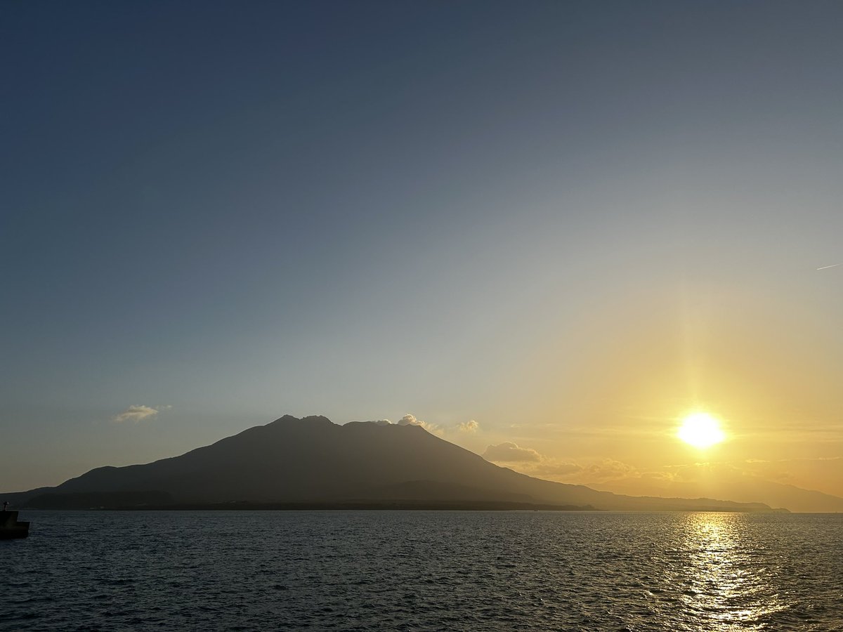 interwave12cub's tweet image. おはようございます(^^)
今日の桜島です。
天気は快晴！
空気もウマイ！
素晴らしい天気になりました。

今朝のNHKで将棋の藤井聡太名人と羽生善治九段の対談がありました。
2人ともAIについても語っていましたが、本当にAIの進化はすごいですよね。
どう活用していくか？…