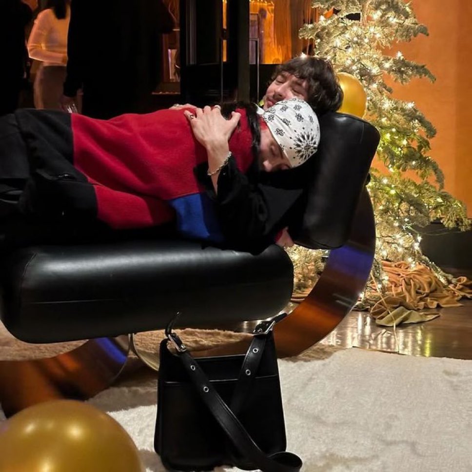 the fact she cuddles her friends is so?!?!?! i need to be her friend so so bad