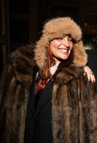 hodarseason's tweet photo. tan linda y sonriente con su gorrito 🤏 https://t.co/QNsXsARKhG