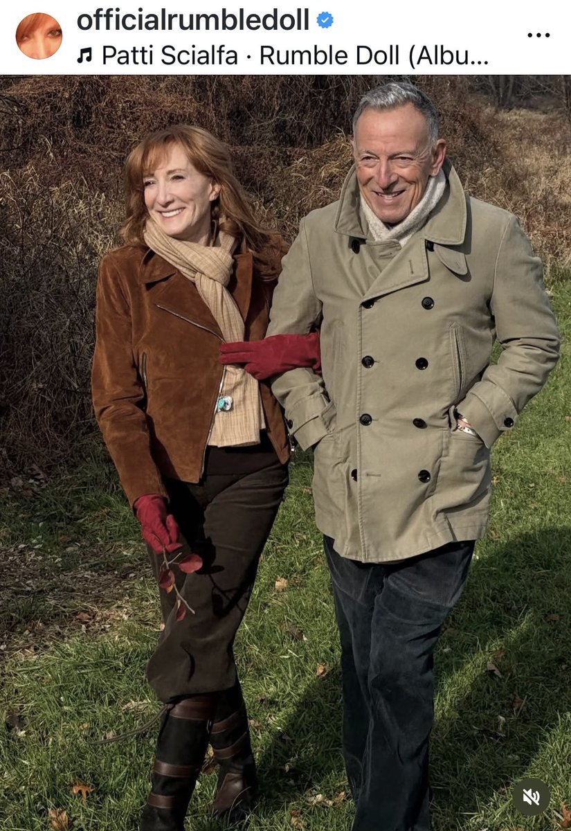 SpringNuts_'s tweet image. Bruce and Patti today. Posted on Patti&apos;s Instagram page. I love seeing them together smiling like that. Happy Thanksgiving Springsteens!! @springsteen