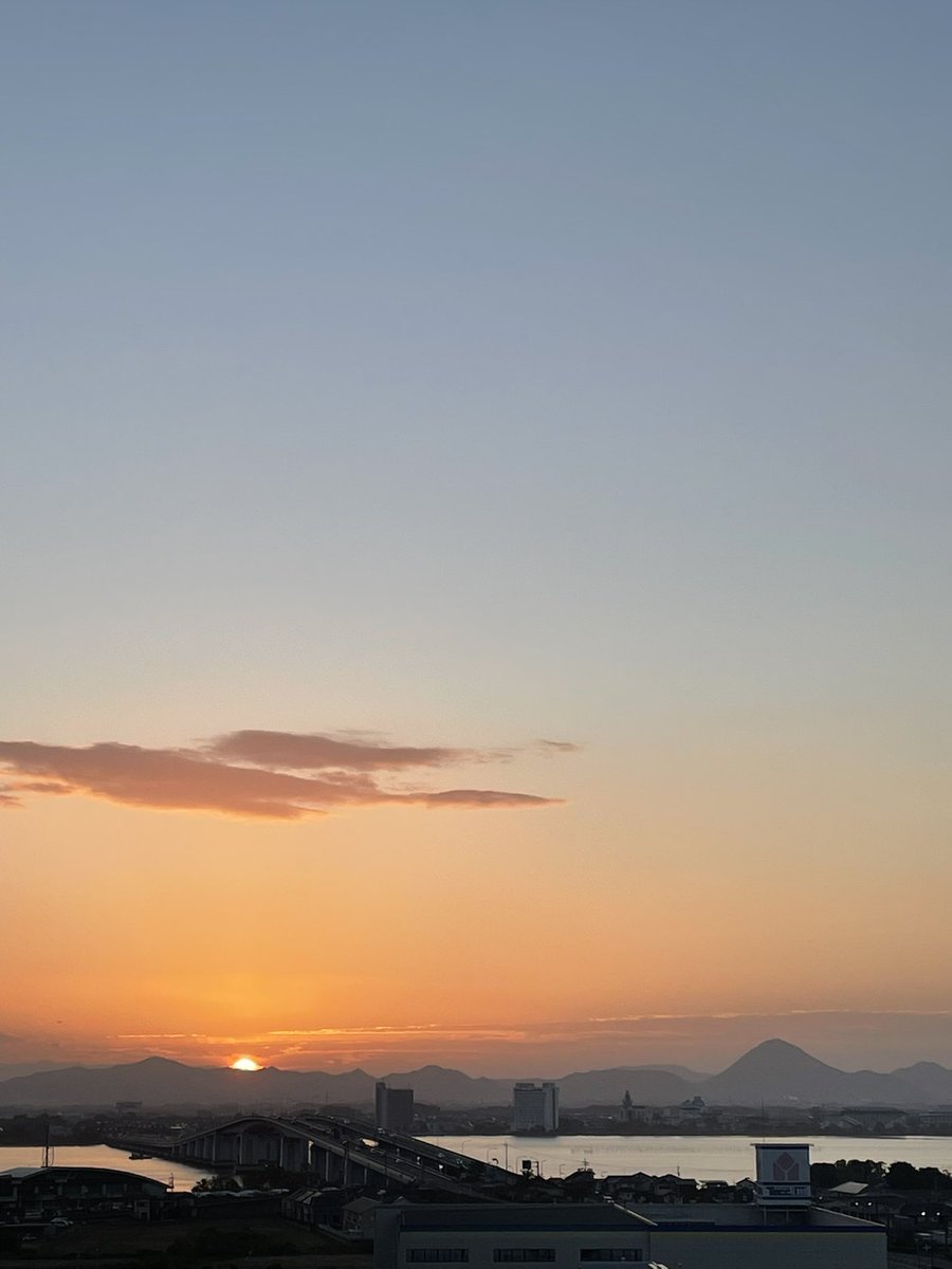 mibon226015641's tweet image. おはようございます。
2025/11/28気温12℃湿度51%
6:48琵琶湖の朝空🌞
TV体操を始めると横に来てゴロンする猫くん🐈
おいらを構えってかい😄
朝ドラばけばけで流れる画像
ヒロインの鼻緒の色が右と左で赤と黒の色違いに見えるのが気になってます。
金曜日、皆さん良い日に❣️
#あさそら #びわこ #ねこ