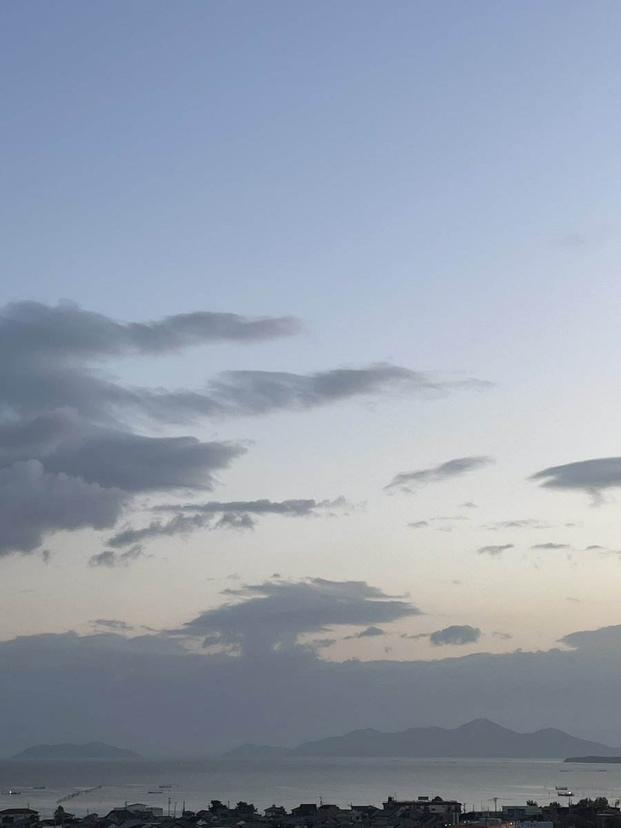 mibon226015641's tweet image. おはようございます。
2025/11/28気温12℃湿度51%
6:48琵琶湖の朝空🌞
TV体操を始めると横に来てゴロンする猫くん🐈
おいらを構えってかい😄
朝ドラばけばけで流れる画像
ヒロインの鼻緒の色が右と左で赤と黒の色違いに見えるのが気になってます。
金曜日、皆さん良い日に❣️
#あさそら #びわこ #ねこ