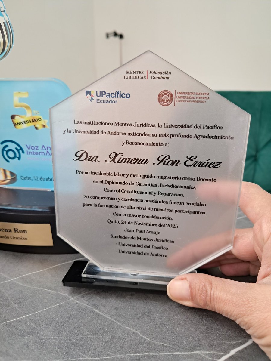 Ha sido una generosa semana. Gracias a <a href="/mentesjuridicas/">Mentes Jurídicas ®️</a> por el detalle, pero principalmente por permitirme acompañarlos en sus procesos de formación.