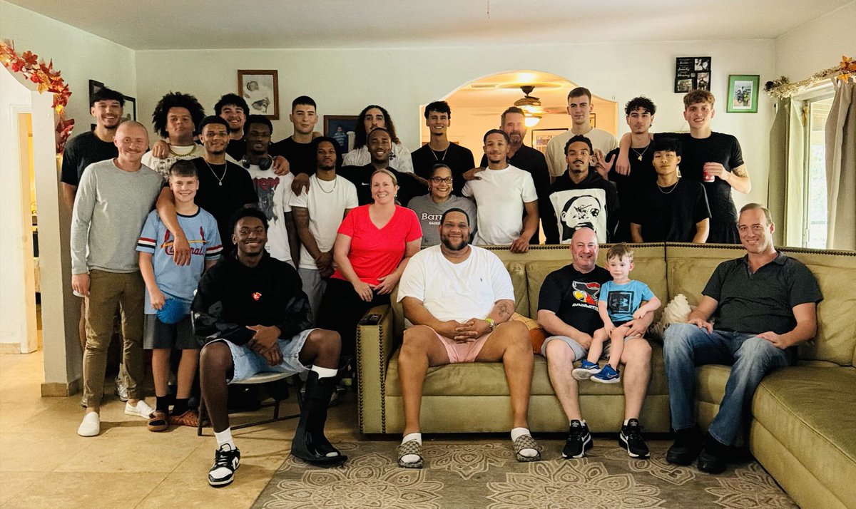 Happy Thanksgiving from ⁦<a href="/BarryUMBB/">BarryU Men’s Basketball</a>⁩!  Appreciate Coach and Mrs.Bradley for hosting our team for lunch.  Great food 🦃🥧 and fellowship 🙏🏻🙏🏻🏀🏀.  Thankful for a connected group with a shared vision.  #GOBUCS🔴⚫️🏴‍☠️