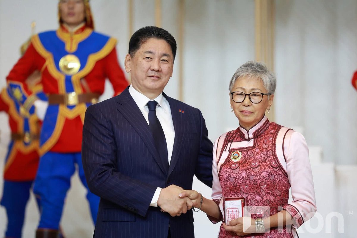 Нөхөр нь Монголын төдийгүй дэлхийд эхний 10-т орох хамгийн том орд дээр улсдаа ашиггүй, өөртөө ашигтай гэрээ байгуулж Монголыг өрөнд живүүлснийхээ төлөө гадаадад үнэтэй үл хөдлөх хөрөнгүүд худалдан автлаа хөрөнгөжиж, залуухан жаахан охин нь гэнэт ҮХХ-ийн "бизнес эрхлэгч" болж,