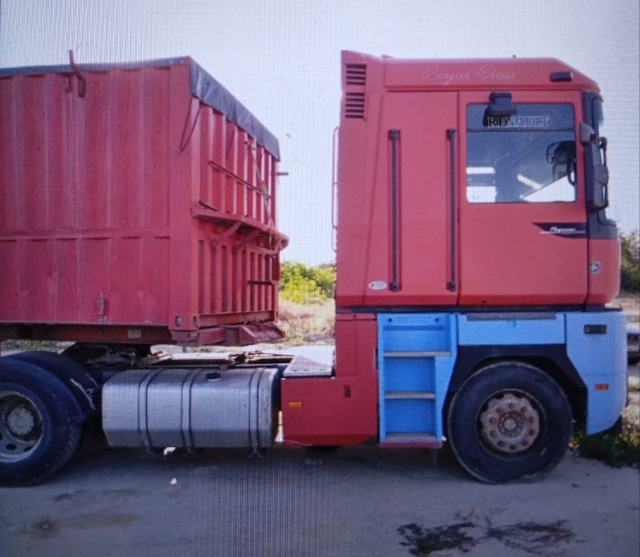 Спробую ще тут. 
Знайомий продає вантажівку. 
Renault magnum 2000 
 Mack 430
300 тис після капіталу двигун
На повному бойовому ходу. 
6000$ 
Напівпричеп в подарунок. 
Ціна вказана зі свіжим то та страховкою на напівпричеп та голову.