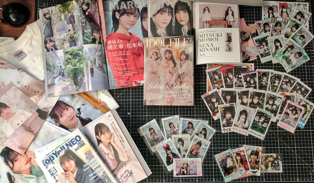 Seasher's tweet image. 今月の届け物… 日本に旅行できない内に、いっぱい買います😓
AsIsのハロウィンや南世菜の生誕祭のチェキ
最近AsIsが載せられた雑誌
Drug&amp;amp;Dropのハローウィンのチェキ
オフィスカメリアからのチェキ
#AsIs #アズイズ #ドラドロ #くるーず #こんぱす #殿川遥加 #一ノ瀬あお #高地玲衣  #鈴心かりん