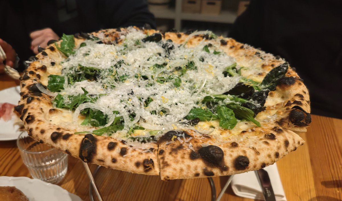 wrapped up the #OWCSFinals day with some pizza :3 

come through tmrw for more bangers and pls say hi if youre at dreamhack