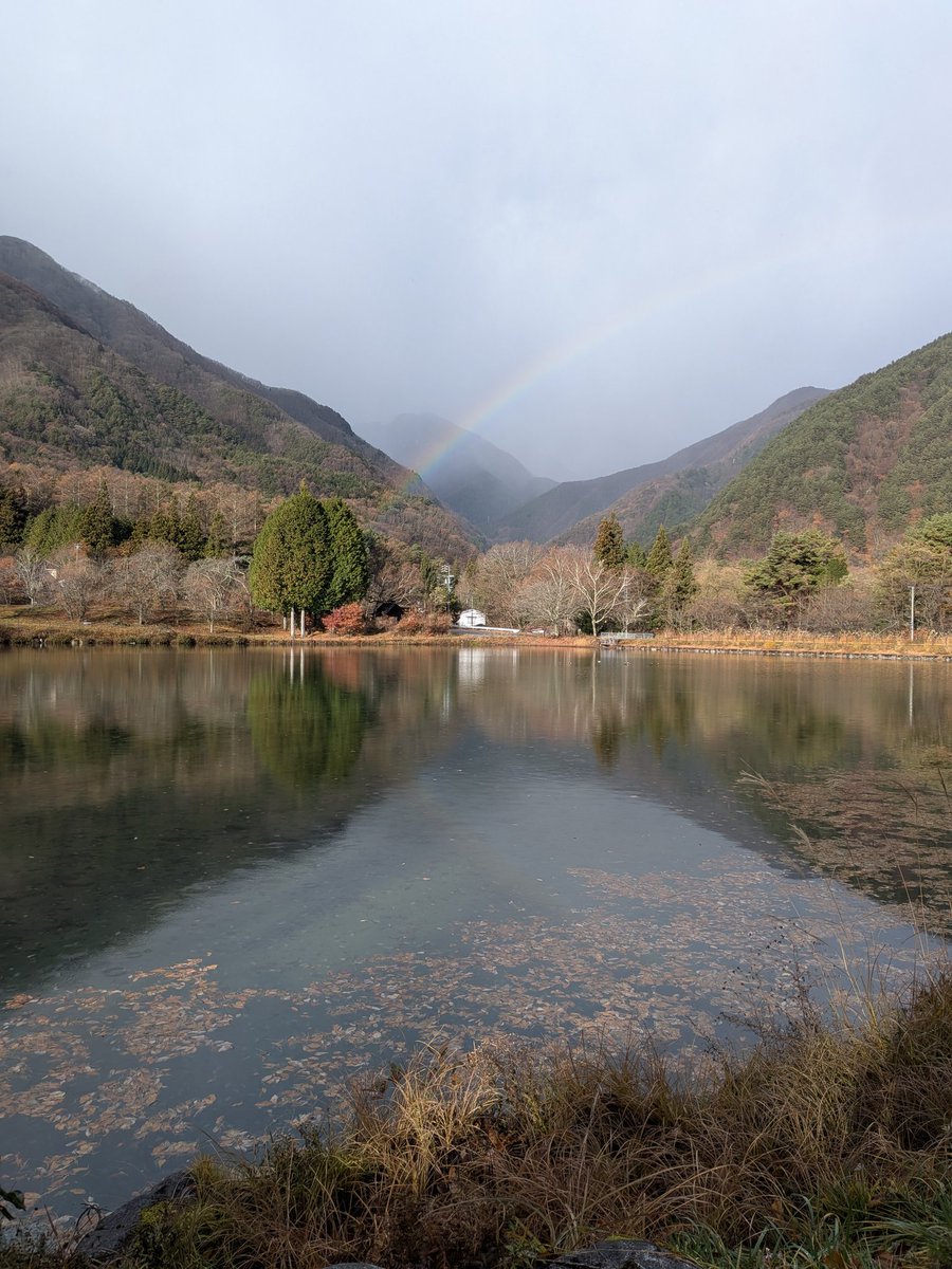 おはようございます。
今朝の #駒ヶ根 は小雨が降っています。
山裾に虹がかかってます…🌈✨
足元はどこでしょうね👀

たくさんの方にお楽しみいただいた #駒ヶ根高原 の #紅葉 は終了しました。
 ご来場いただいた皆さま、ありがとうございました！🙇

今日も1日、行ってらっしゃい！