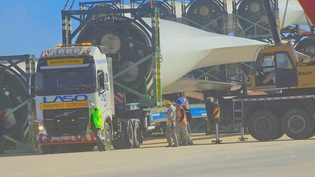 🟢Nador West Med : Today, the first shipment of wind turbines departed from Nador Port heading to European markets, from Aeolon’s factory in Amjaou, Driouch Province. This move comes after the company obtained the necessary official approvals
