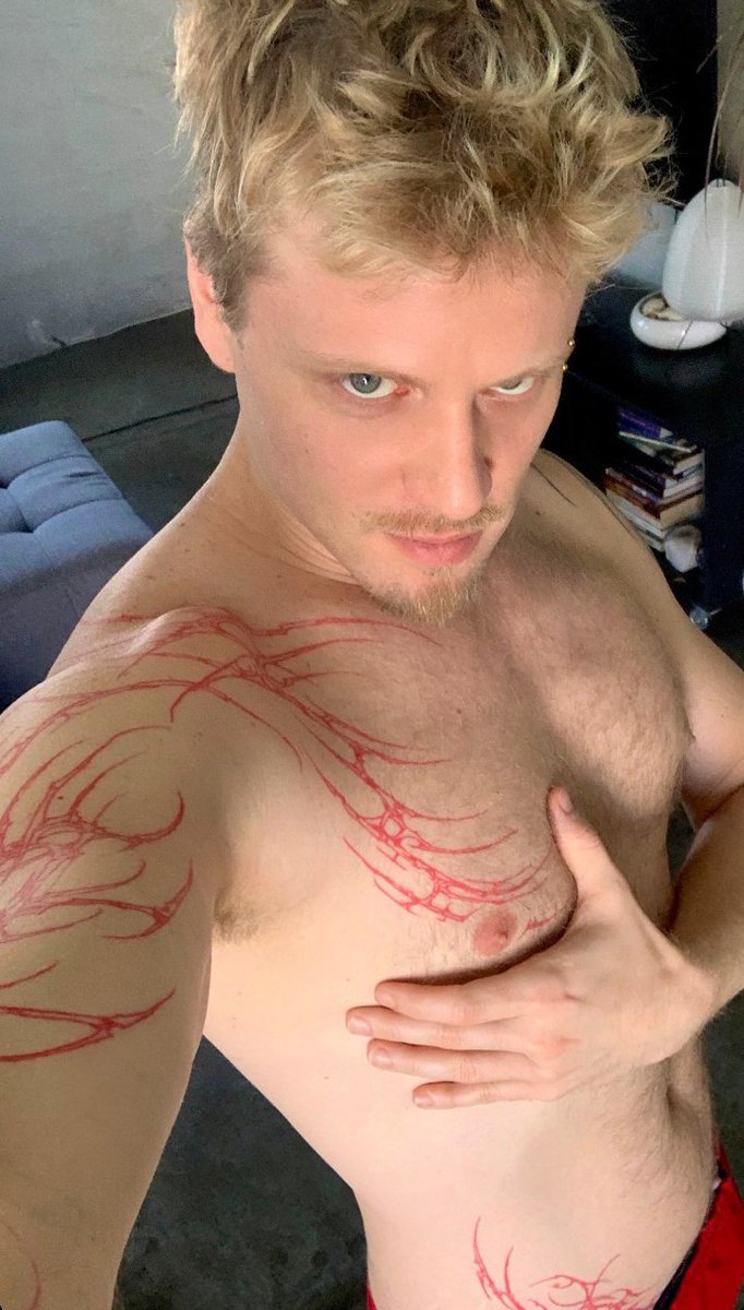 gabrielnunesv_'s tweet image. ..................loirinho mas tá bom