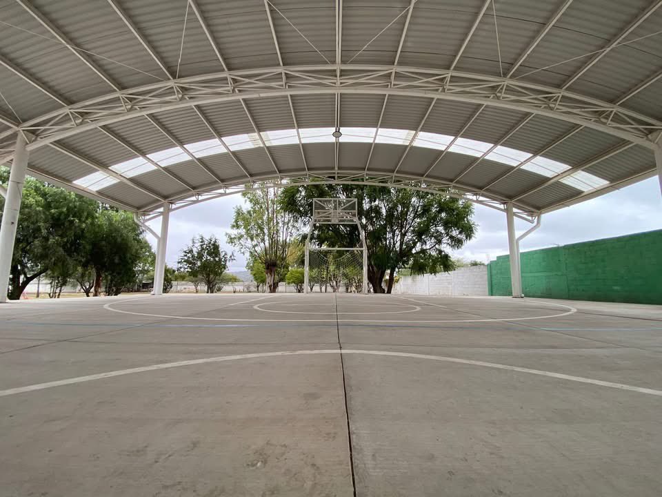 El <a href="/IFEQ15/">IFEQ</a> entregó una techumbre más en la comunidad de Loberas, ahora en la primaria “Emiliano Zapata”, ya que es importante que además de dedicar tiempo al estudio, también se debe dedicar tiempo al estiramiento y la diversión. 

Continuamos #Contigo en Ezequiel Montes .