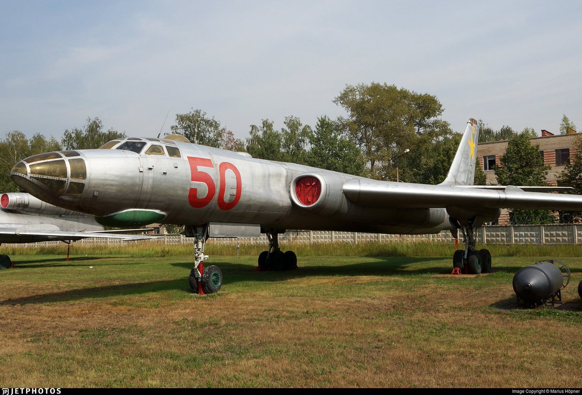 USAS_WW1's tweet image. 4/ #USSR #avgeek #aviationlovers: I started this thread with “USSR&apos;s Tupolev Tu-104 mated Tu-16 Badger engines, wings, and tail to a wider, longer, pressurized fuselage.” Here are the Tu-16 and its Communist Chinese license-built Xian H-6 vs the ~23&apos; longer and ~5&apos; wider Tu-104.