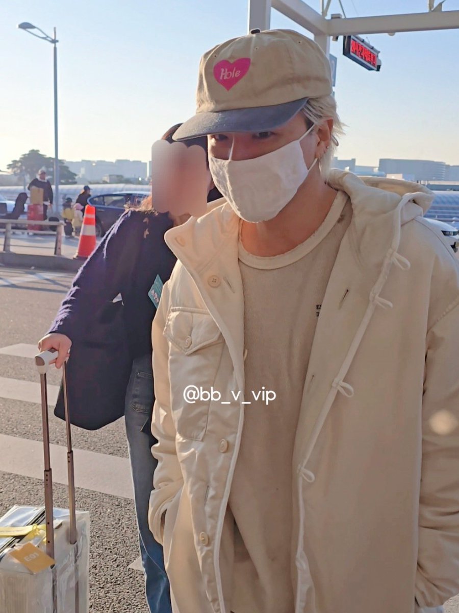 🎞 251128 태양 출국

벌써 파이널까지 달려온 팬미팅0️⃣1️⃣
마지막까지 화이팅!!!☀️💛 

#TAEYANG #TAEYANG2025FANMEETING