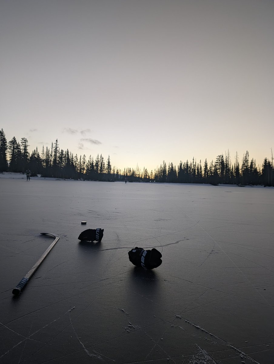 TwoForTusking's tweet image. A Thanksgiving tradition continues. This time featuring breakfast burritos made on the lake.