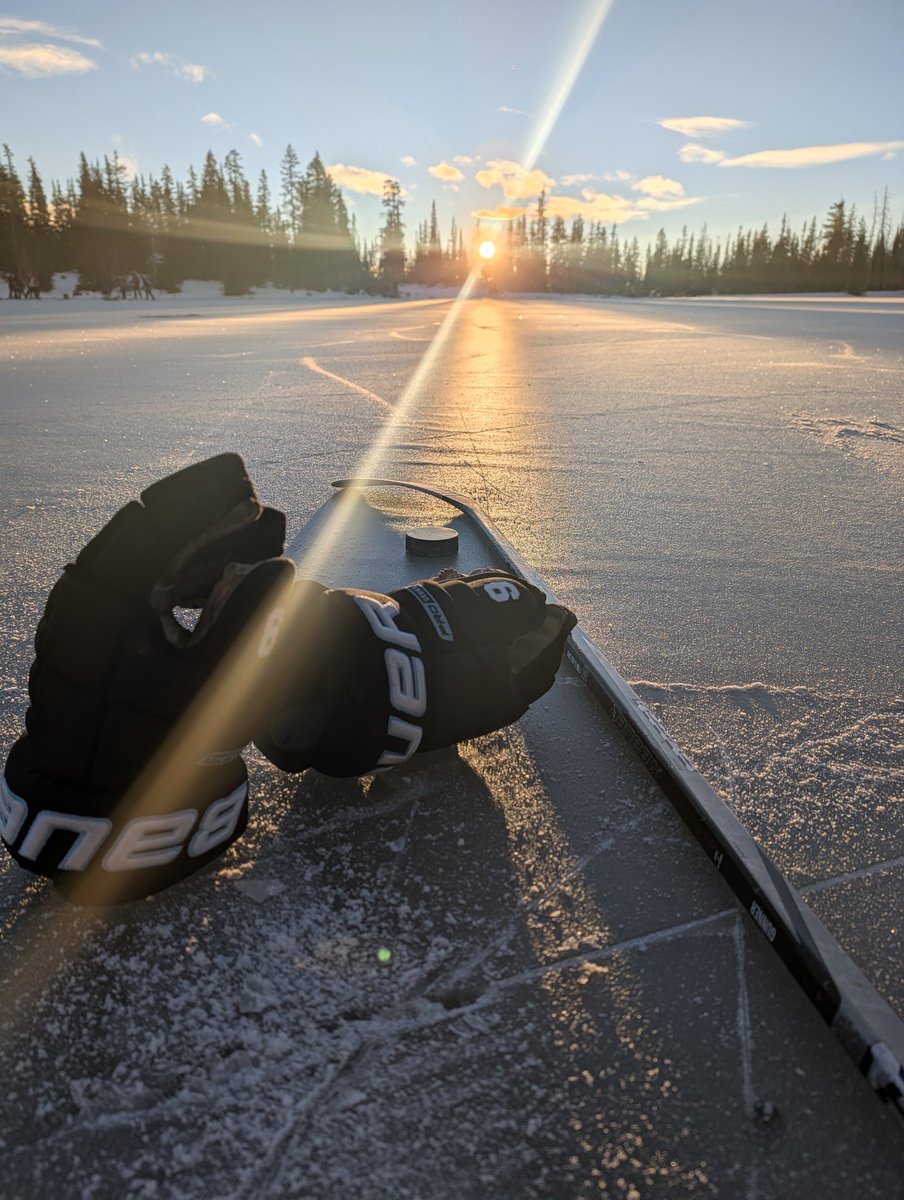 TwoForTusking's tweet image. A Thanksgiving tradition continues. This time featuring breakfast burritos made on the lake.