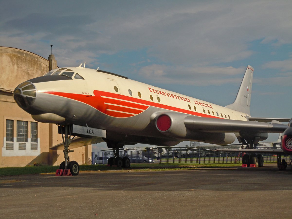USAS_WW1's tweet image. 4/ #USSR #avgeek #aviationlovers: I started this thread with “USSR&apos;s Tupolev Tu-104 mated Tu-16 Badger engines, wings, and tail to a wider, longer, pressurized fuselage.” Here are the Tu-16 and its Communist Chinese license-built Xian H-6 vs the ~23&apos; longer and ~5&apos; wider Tu-104.