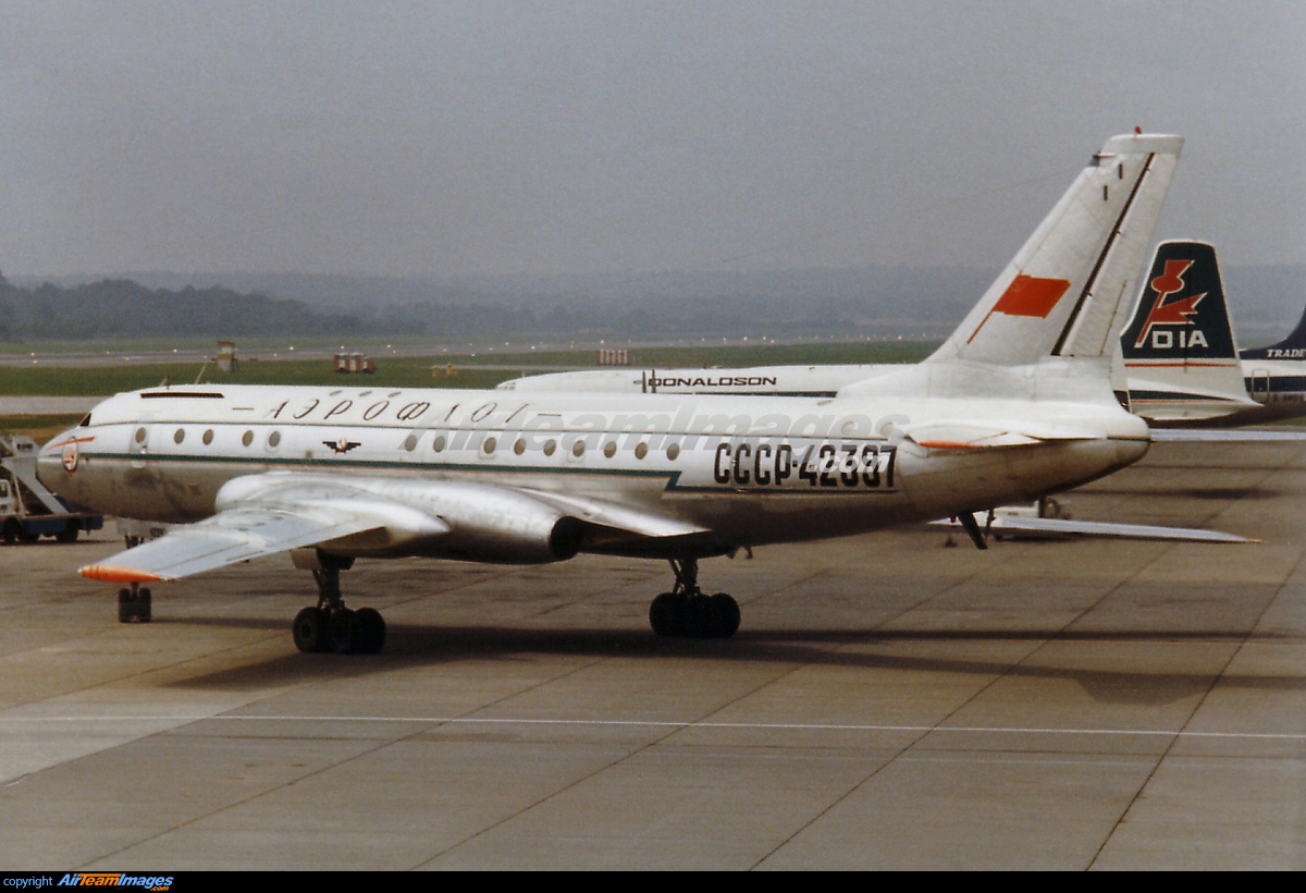 USAS_WW1's tweet image. 4/ #USSR #avgeek #aviationlovers: I started this thread with “USSR&apos;s Tupolev Tu-104 mated Tu-16 Badger engines, wings, and tail to a wider, longer, pressurized fuselage.” Here are the Tu-16 and its Communist Chinese license-built Xian H-6 vs the ~23&apos; longer and ~5&apos; wider Tu-104.