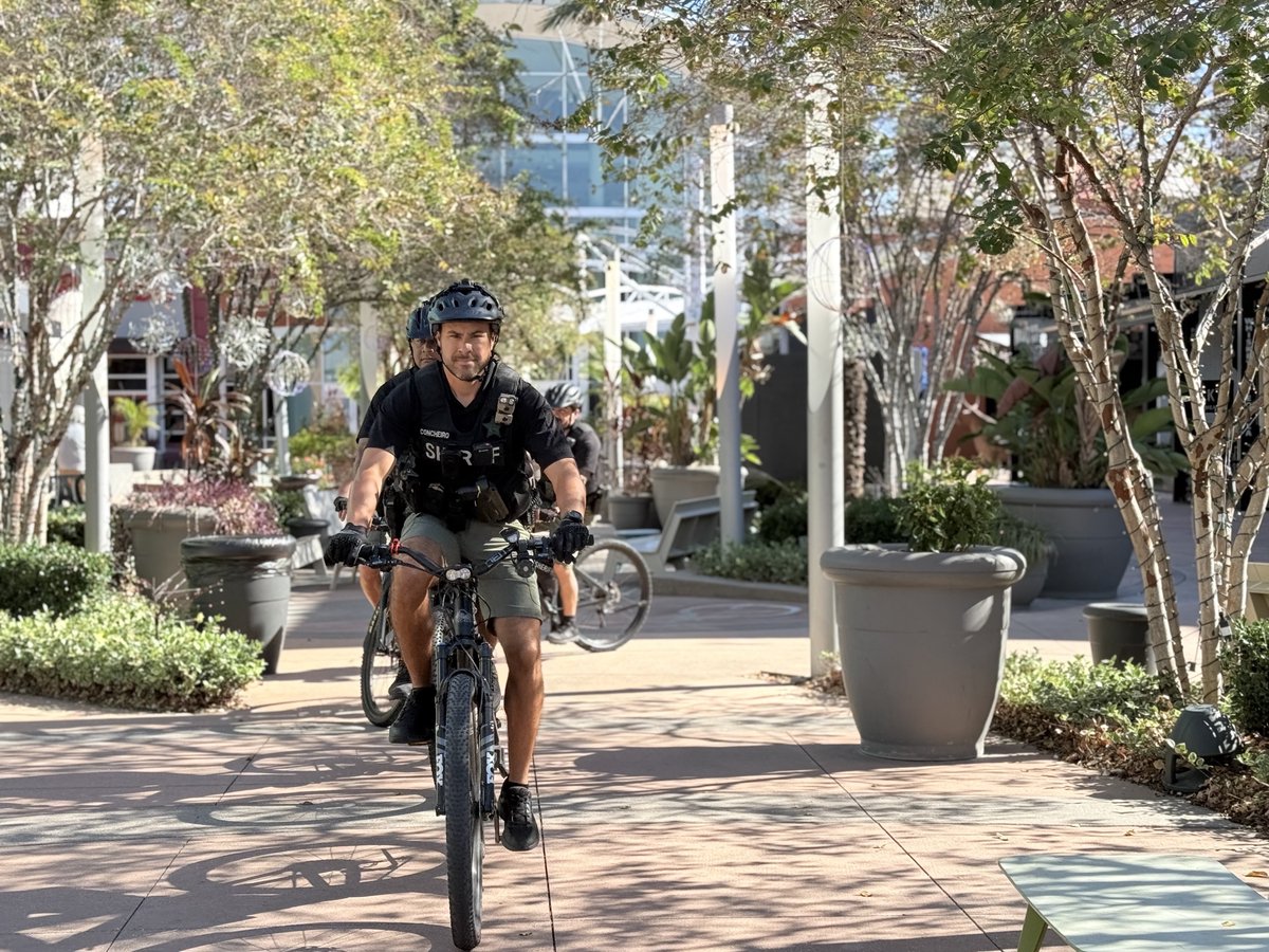 HCSOSheriff's tweet image. 🚲𝐁𝐥𝐚𝐜𝐤 𝐅𝐫𝐢𝐝𝐚𝐲 𝐖𝐚𝐭𝐜𝐡🚲

Our Bike Response Team will be out in mall parking lots this Black Friday. Stay alert, stay aware, and if you see something suspicious, say something. #teamHCSO is keeping watch so you can shop with peace of mind!