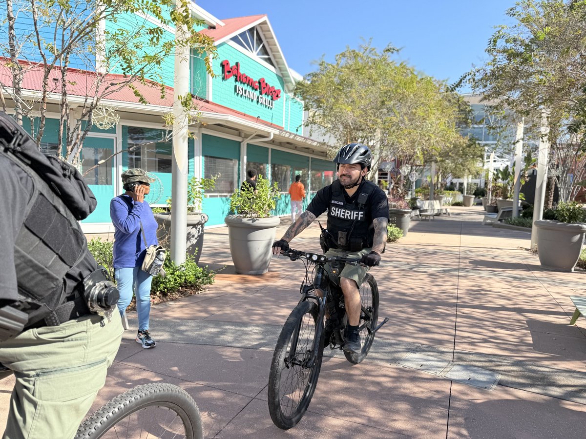 HCSOSheriff's tweet image. 🚲𝐁𝐥𝐚𝐜𝐤 𝐅𝐫𝐢𝐝𝐚𝐲 𝐖𝐚𝐭𝐜𝐡🚲

Our Bike Response Team will be out in mall parking lots this Black Friday. Stay alert, stay aware, and if you see something suspicious, say something. #teamHCSO is keeping watch so you can shop with peace of mind!