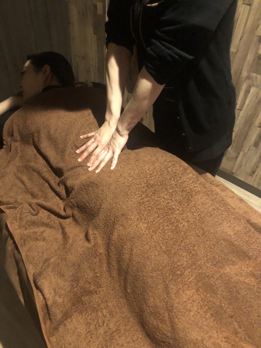 今日もお客様がゆっくりと癒される時間をお届けしました。
丁寧にこりをほぐし、全身がふっと軽くなるような施術を心がけています。
お仕事や旅の疲れ、ぜひリセットしに来てください🌿
おか
#リラクゼーション #全身もみほぐし #癒しの時間 #大阪マッサージ #道頓堀マッサージ