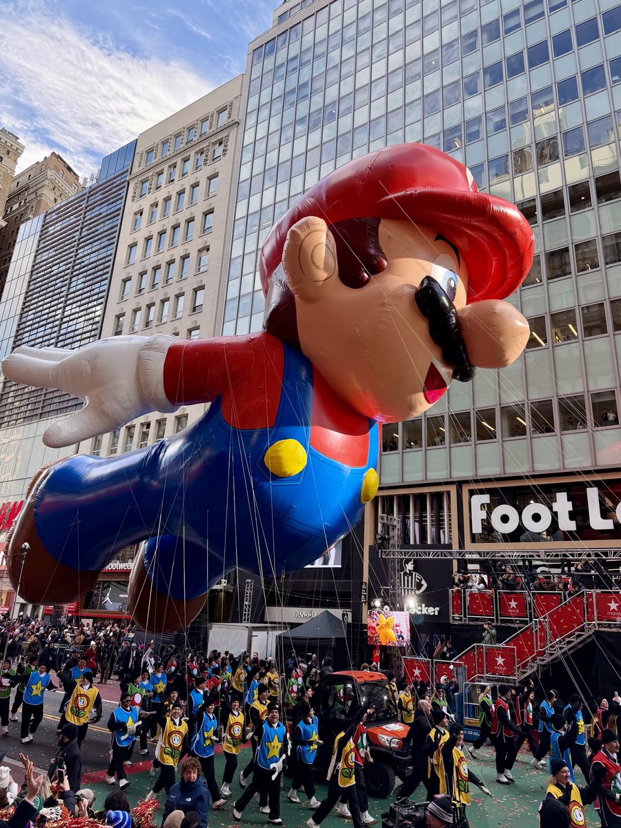 1iota's tweet image. 🦃 This year’s floats at the Macy’s Thanksgiving Day Parade were pure magic and larger than life! Let’s take a look at some of these icons (a thread). #MacysParade