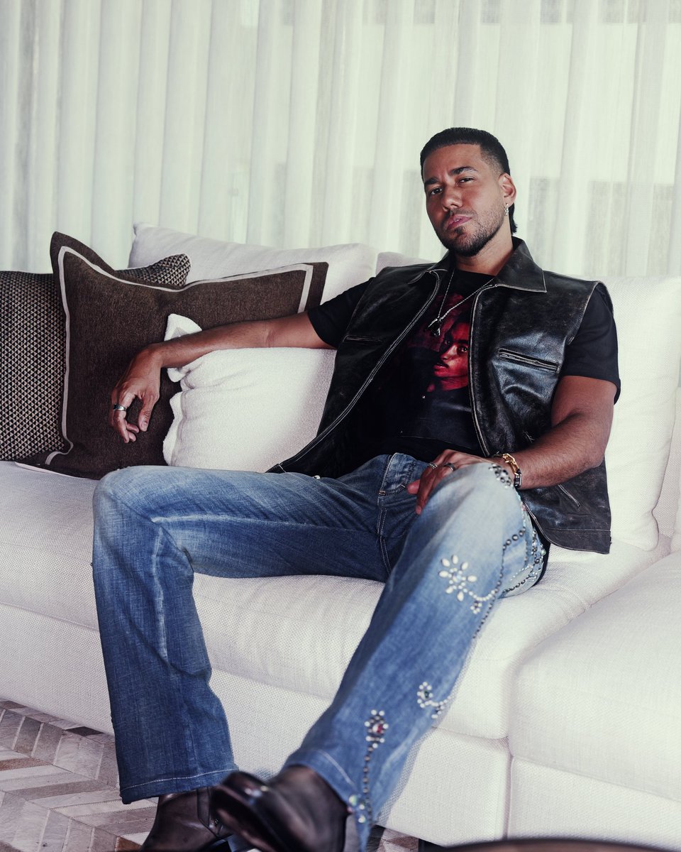 RomeoSantosPage's tweet image. Tengo demasiado por lo que estar agradecido.  Primero, porque todos los días me levanto con salud; porque Dios me premió con los padres más ejemplares y una hermana protectora, porque puso en mi camino una mujer que vale oro - una reina que me regaló lo más valioso que tengo en…